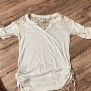 Creme blouse with lace
